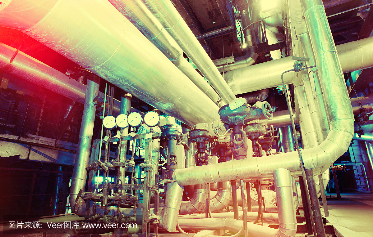 現代工業發電廠內的設備、電纜和管道